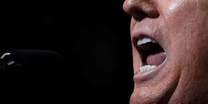 Ein aufgerissener Mund, er gehört zu Donald Trump