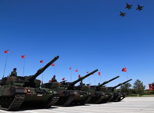 Panzer bei einer Militärparade im türkischen Ankara