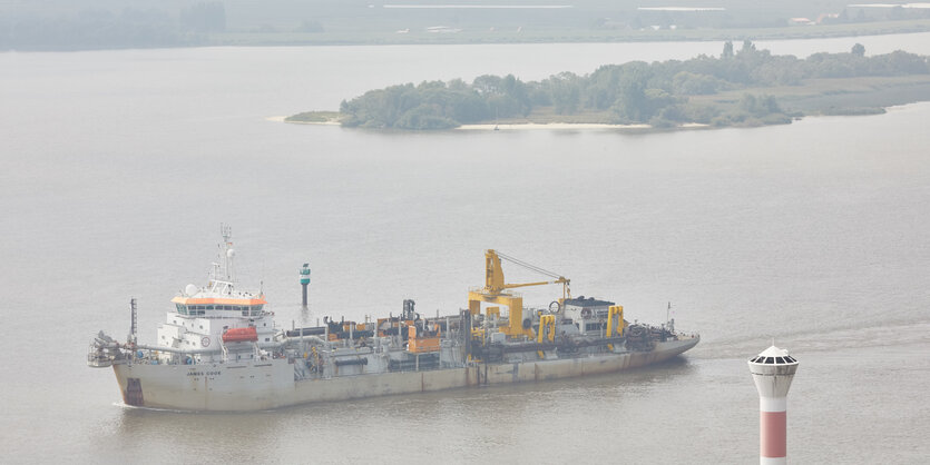 Das Baggerschiff James Cook fährt auf der Elbe.