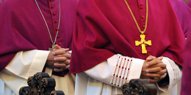 Zwei katholische Bischöfe beim Beten.