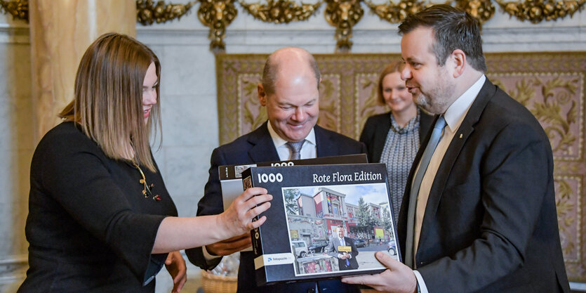 André Trepoll übergibt Olaf Scholz und Katharina Fegebank ein Rote Flora-Puzzle.