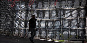 Banner mit Porträts der 43 seit dem 26. September 2014 vermissten Studenten