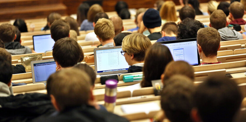 Studierende sitzen im Hörsaal