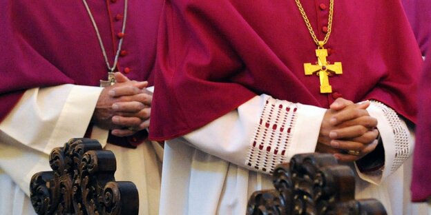 Gefaltete Hände von Bischöfen