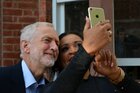 Jeremy Corbyn macht mit einer Frau ein Selfie