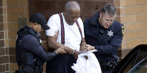US-Entertainer Bill Cosby wird in Handschellen aus der Montgomery County Correctional Facility geführt