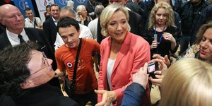 Marine Le Pen in Menschenmenge