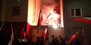 Rechtsradikale demonstrieren mit Schwarz-Weiß-Roten Flaggen und Pyrotechnik in Dortmund