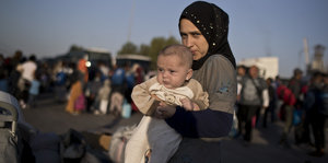 Eine Frau mit einem Baby im Flüchtlingscamp Moria