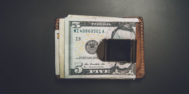 EWine Geldklammer bündelt Dollarscheine