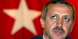 Recep Tayyip Erdoğans vor einer Türkeifahne