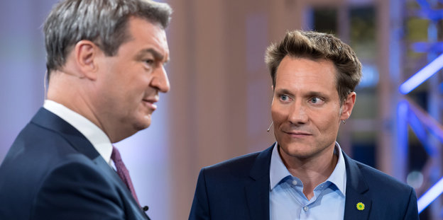 der bayerische Ministerpräsident Markus Söder steht neben dem grünen Spitzenkandidaten für die bayerische Landtagswahl Ludwig Hartmann