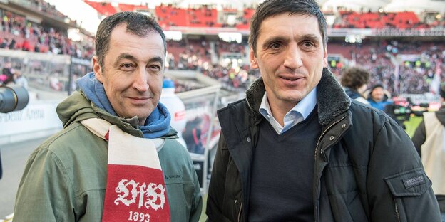 Özdemir und Korkut lassen sich im Stadion fotografieren