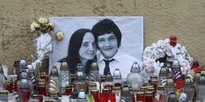 Kerzen brennen vor einem Foto des ermordeten Enthüllungsjournalisten Jan Kuciak und seiner Verlobten Martina Kusnirova