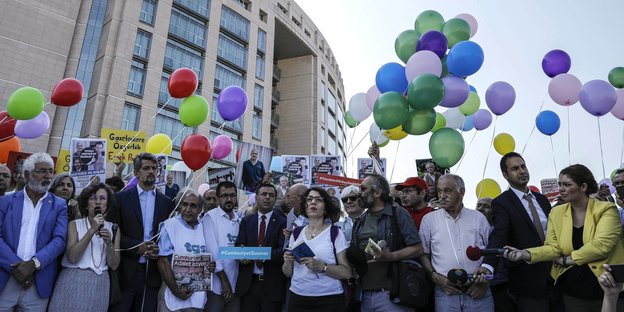 Proteste mit Luftballons gegen den Cumhuriyet-Prozess in Istanbul