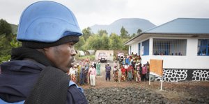 UN-Blauhelm bewacht das Gesundheitsministerium in Kibati Goma