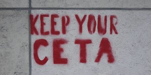 Schrift an Hauswand: Behaltet euer Ceta