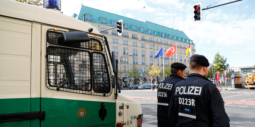 Zwei Polizisten vor dem Hotel Adlon