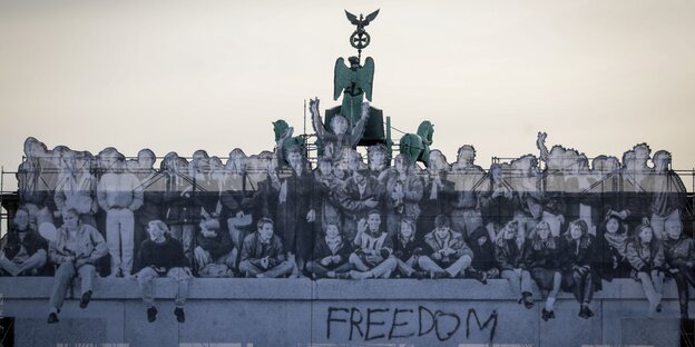Eine Foto-Kollage des französischen Street-Art-Künstler JR ziert das Brandenburger Tor in der Hauptstadt für das Einheitsfest