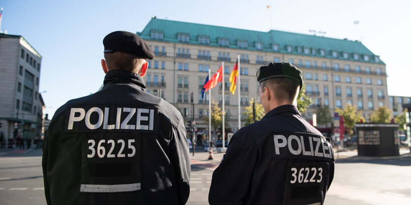 Zwei Polizisten stehen vor dem Hotel Adlon in dem der türkische Präsident Erdogan seinen Aufenthalt verbringt