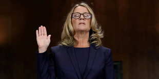 Christine Blasey Ford mit erhobener Hand