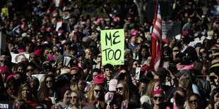 Menschenmenge, ein sichtbares Plakat mit der Aufschrift "MeToo"ild