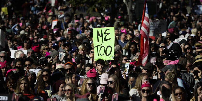 Menschenmenge, ein sichtbares Plakat mit der Aufschrift "MeToo"ild