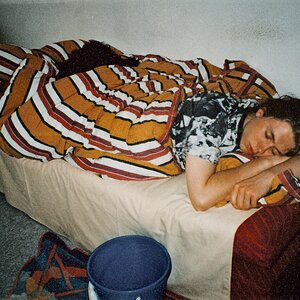 Autor im Bett, nebendran Kotzeimer Autor im Bett, nebendran Kotzeimer