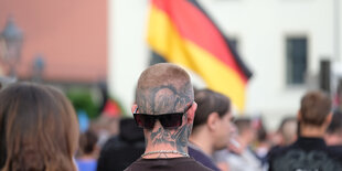 Ein Teilnehmer einer Demonstration von rechtsgerichteten Bündnissen trägt eine Sonnenbrille auf dem Hinterkopf