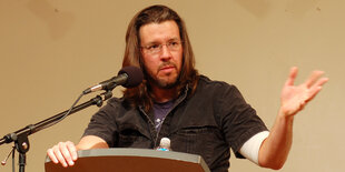 David Foster Wallace steht an einem Pult