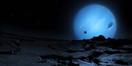 Ein blau leuchtender Planet guckt hinter einer Steinwüste hervor