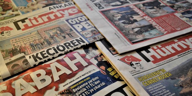 Verschiedene türkische Zeitungen