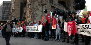 Erdogan-Gegner*innen vor der Gedächtniskirche in Berlin