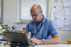 Ein Mann an einem Laptop Ein Mann an einem Laptop