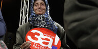 Eine Frau hält ein Plakat mit der Aufschrift «Kommt raus für ein europäisches Mazedonien».