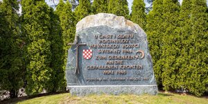 Ein Gedenkstein für kroatische Kriegsgefallene