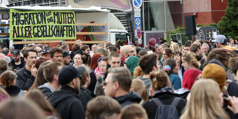 Demonstrierende auf einem Platz