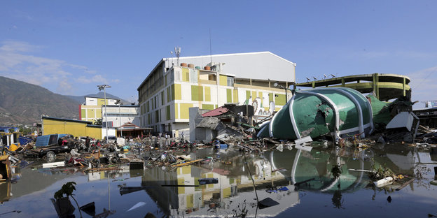 Zusammengestürzte Häuser in Indonesien