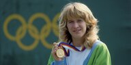 Die 19-jährige Steffi Graf zeigt ihre olympische Goldmedaille