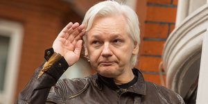 Wikileaks-Gründer Julian Assange grüßt auf dem Balkon der Botschaft von Ecuador