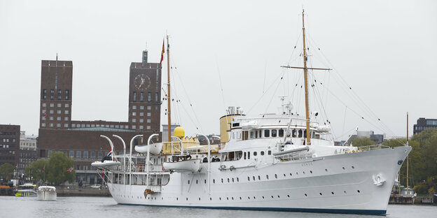 Die königliche Yacht "Norge" im Hafen von Oslo