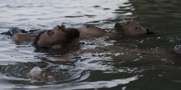zwei Männer im Wasser