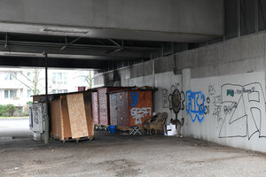Eine Unterkunft aus Holzteilen unter einer brücke Eine Unterkunft aus Holzteilen unter einer brücke