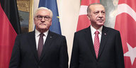 Frank-Walter Steinmeier und Recep Tayyip Erdoğan posieren vor ihren Landesflaggen für ein ofizielles Foto