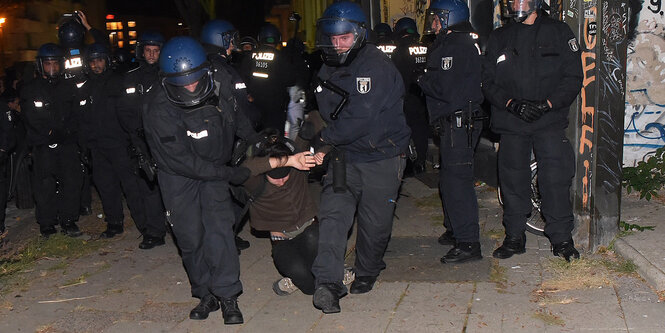 Nach einer Demonstration gegen Spekulantentum besetzten Protestler ein Haus im Weidenweg. Die Polizei räumte den Bürgersteig vor dem Gebäude