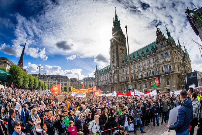 Menschen demonstrieren im Hamburg vor dem Radhaus