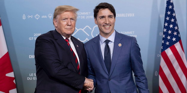 Donald Trump und Justin Trudeau schütteln sich die Hände