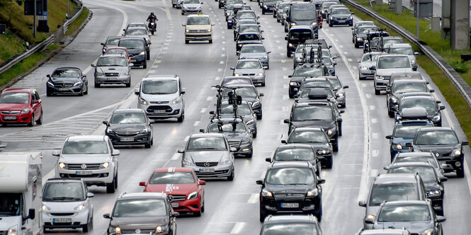 Autos stehen in zwei Richtungen im Stau