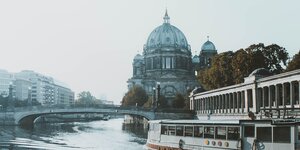 Der Berliner Dom von der Spree aus gesehen im Nebel