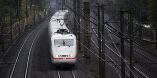 Eine Bahn fährt